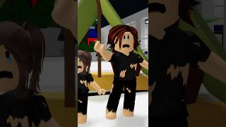 La HUMILLAN por ser POBRE roblox brookhaven shorts [upl. by Etoile56]