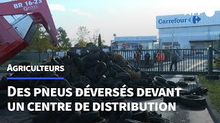 Agriculteurs la CR bloque un centre de distribution Carrefour en HauteGaronne  AFP Images [upl. by Alviani]