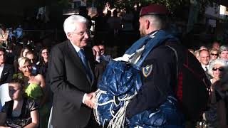 Il lancio dei Carabinieri Paracadutisti alla festa conclusiva dei centri estivi di Castelporziano [upl. by Bencion]