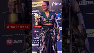 Sonakshi Sinha goes home with an award at the Bollywood Hungama OTT India Fest bollywoodactoractre [upl. by Cynarra]