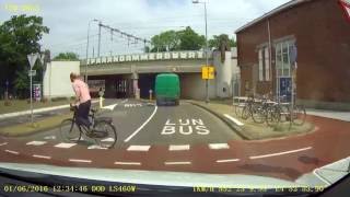 Boze fietser in Amsterdam krijgt geen voorrang [upl. by Ellives]