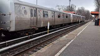 MTA R44 Staten Island Railway arrives and departs Eltingiville [upl. by Ytissac]