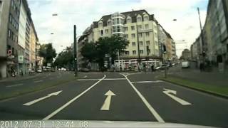 Fußgänger geht über rote Ampel GEFÄHRLICH [upl. by Whetstone811]