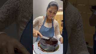 cake decoration cakeicing goldieskitchen shorts trending chocolatemoussecake [upl. by Namref]