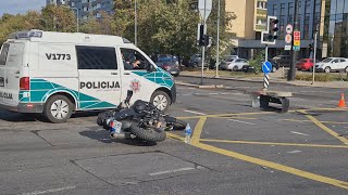 Vaizdai iš įvykio vietos Vilniuje „Toyota Prius“ parbloškė motociklininką [upl. by Lipfert482]