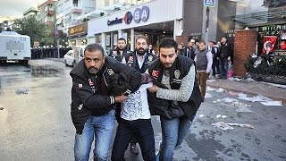 Turchia proteste contro la repressione della stampa libera [upl. by Kramnhoj222]