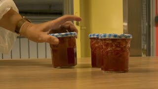 La Banque alimentaire de la Sarthe lance sa production de pots de confiture [upl. by Garey]