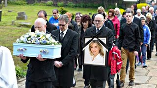 Oggi Al funerale di Lorella Cuccarini centinaia di persone hanno versato lacrime di tristezza [upl. by Drofxer614]