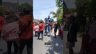 ROBOT DI PINGGIR JALAN DISEBELAH POHON KELAPA [upl. by Duval114]