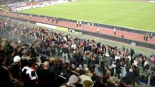 Scontri in tribuna durante intervallo AS Roma  Lazio Roma 16112008 [upl. by Ramsay]