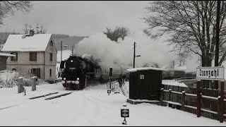 DampfSonderzug mit 52 8141 erreicht am 23122023 den eingeschneiten Bahnhof Cranzahl im Erzgebirge [upl. by Dacy95]