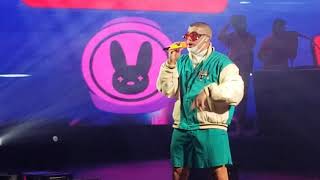 Bad Bunny cantando Estar soltera esta de Moda en vivo FULL HD [upl. by Hepsiba37]