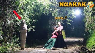 NGAKAK 🤣 Prank Pocong Paling Lucu 🤣 Funny Ghost Prank [upl. by Agathe]