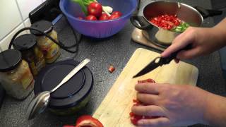 Spaghetti mit Tomatensoße  Kochen mit dem Spyderco Paramilitary 2 [upl. by Atalaya94]