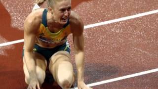 Sally Pearson Of Australia Wins Gold For Womens 100m Hurdles [upl. by Yelehsa]