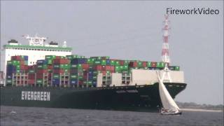 Beinahe Schiffskollision auf der Elbe Containerschiff vs Segelboot [upl. by Erma73]