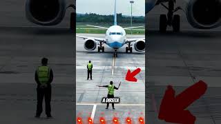 ESSE CARA É O RESPONSÁVEL POR ESTACIONAR O AVIÃO ✈️😱 [upl. by Latrell788]