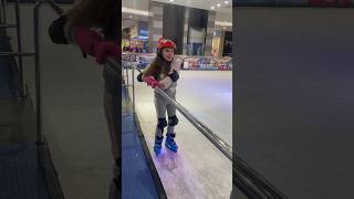 TENTANDO PATINAR NO GELO😂🥰youtubecreatorawards viralshorts patinaçãoinfantil patins diversao [upl. by Ruggiero284]