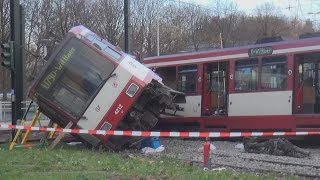 Straßenbahn entgleist  10 Verletzte in DüsseldorfBilk am 28112014  OTon [upl. by Imelida]