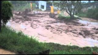 Crecida de La quebrada La Gurapa con la caida del Puente [upl. by Stavros914]