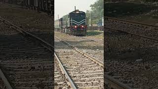 Check the Departure and horn sound of GEU20 4553 Lead 39UP Jaffar Express from Kot Lakhpat Station [upl. by Eivad28]