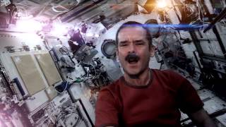 Space Oddity lastronauta Chris Hadfield omaggia David Bowie dallo spazio [upl. by Nairb]