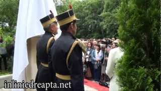 Marele Porc si fanii  Adrian Paunescu poetul de curte al lui Ceausescu primeste bust in Bucuresti [upl. by Yorztif720]