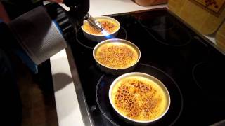 Karamellisieren der Creme Brulee oder kurz FEEUUERRR [upl. by Gowon]