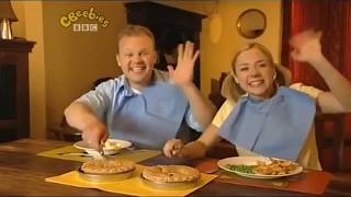 Higgledy House Justin and Sarah not realizing they are using the same pie tin to mix the ingredient [upl. by Airom]