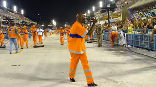 SORRISO DA COMLURB DANDO SHOW DE DANÃ‡A E SIMPATIA NO SAMBÃ“DROMO [upl. by Ferdie529]