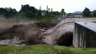 Lahar dingin gunung kelud di Jembatan Konto Kandangan Kediri [upl. by Arihppas]