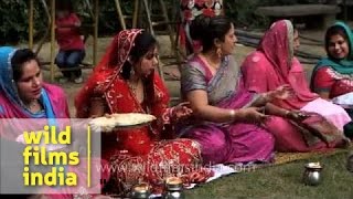 Indian women perform rituals during Karva Chauth in Delhi [upl. by Jacenta]