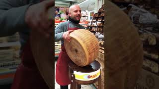 Taglio a mano di una forma di Parmigiano Reggiano 60 mesi [upl. by Aramahs]