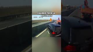 ¡El conductor de un Mercedes desafía a un camionero y termina humillado viralvideo [upl. by Miah]