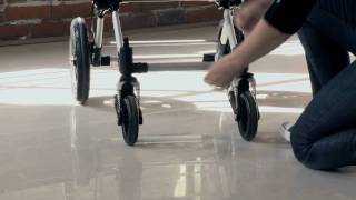 bugaboo cameleon demo  lock the swivel wheels [upl. by Greenfield]