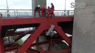 Manœuvre des spécialistes du GRIMP au pont de Tancarville [upl. by Yrolam]