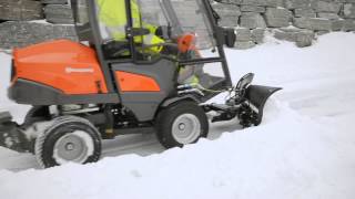 Husqvarna Rider P520 Winterdienst mit Kabine und Schneepflug [upl. by Redneval]