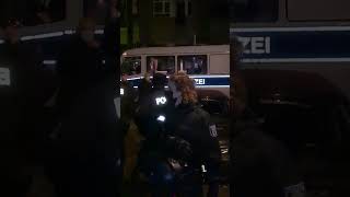 Berlin Polizist schlägt Frau [upl. by Graniela]