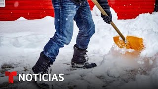 Siga estos consejos para evitar accidentes mientras remueve la nieve  Noticias Telemundo [upl. by Llimaj968]