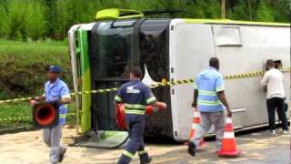 Acidente com Ônibus de turismo na BR040 [upl. by Aia935]