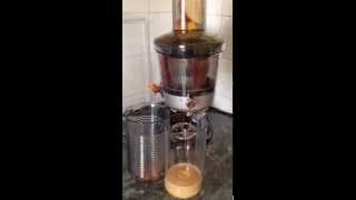 Jus de pommes avec mon extracteur de jus KitchenAid [upl. by Alleacim]