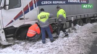 Unfall Lkw rammt Auto und landet im Straßengraben [upl. by Atener144]