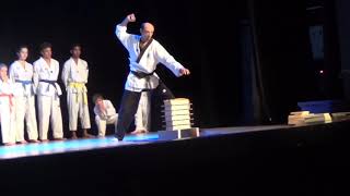 Casse Taekwondo par Eric Albasini en deongjoumok [upl. by Aruat]