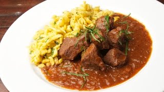 Gulasch Rindergulasch wie ein Chefkoch zubereiten [upl. by Linnet519]