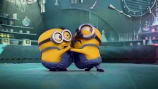 壞蛋獎門人2 Despicable Me 2  Minion Reactions Slap Fight [upl. by Yenolem]