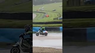 AUTO VS CLASSIC 2 STROKE RACING  LYDDEN HILL 2stroke vespa piaggio racing [upl. by Itsym]