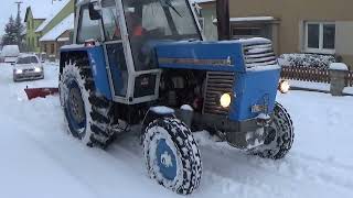 Vyhrnování sněhu  hrdina sjízdnosti traktor Zetor Crystal 8011 s pluhem sněhová kalamita Ráječko [upl. by Earas]