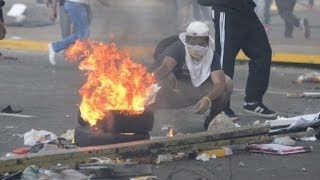 Protesta con disturbios en Caracas [upl. by Jolee]