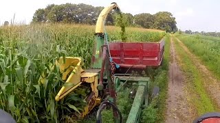 Cutting silage with the John Deere 34 forage harvester and International 856 welding the barge wagon [upl. by Ute582]