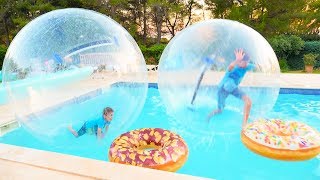 DÉFI PISCINE  ON MARCHE SUR L’EAU DANS DES BULLES GÉANTES AVEC DES GONFLABLES [upl. by Ladnar]